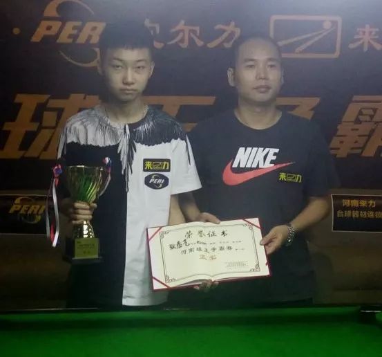 表现出坚定 表现出坚定